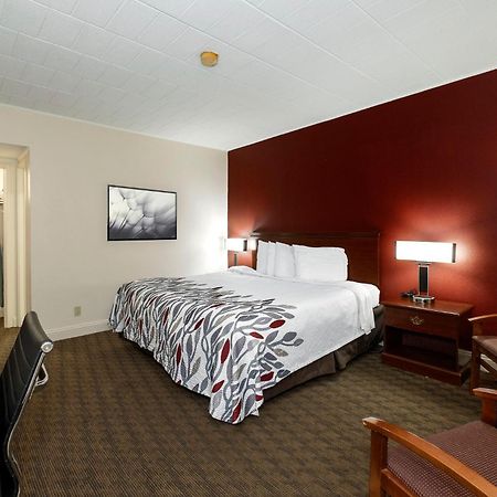 Red Roof Inn & Suites Hazleton Exterior photo