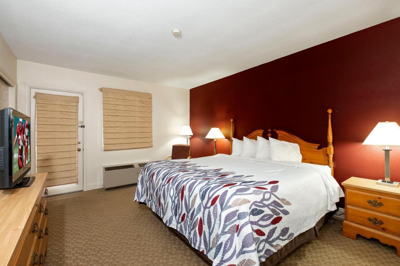 Red Roof Inn & Suites Hazleton Exterior photo