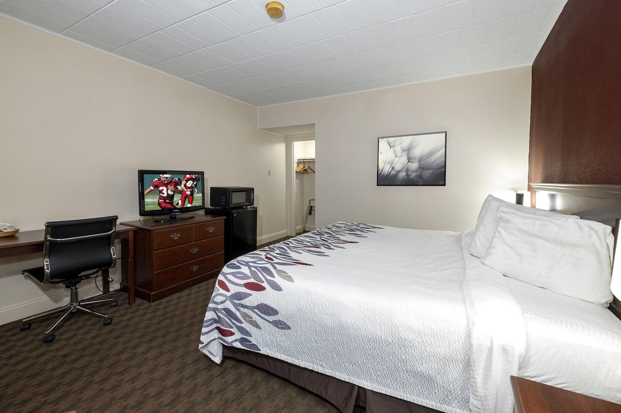 Red Roof Inn & Suites Hazleton Exterior photo
