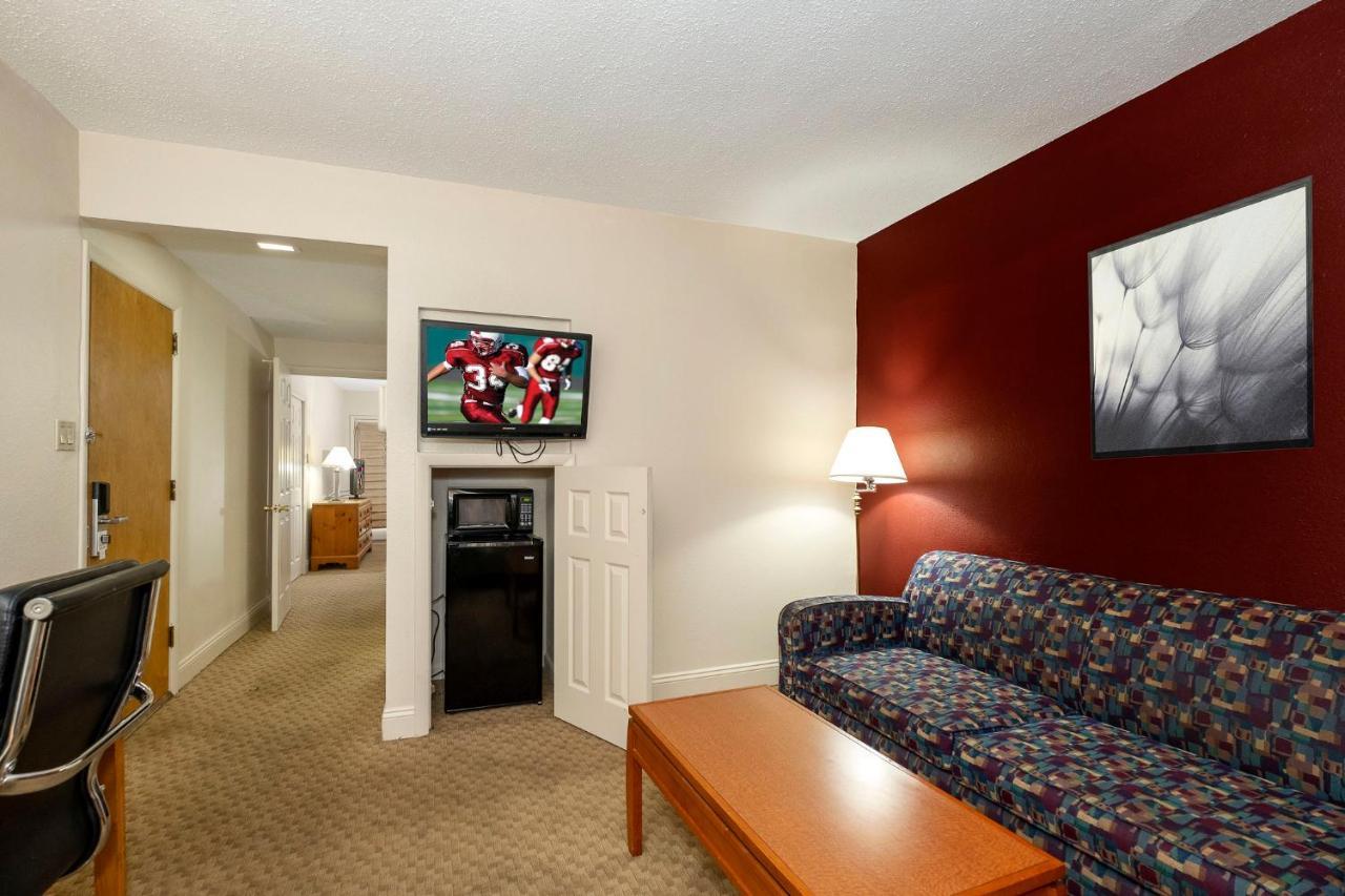 Red Roof Inn & Suites Hazleton Exterior photo