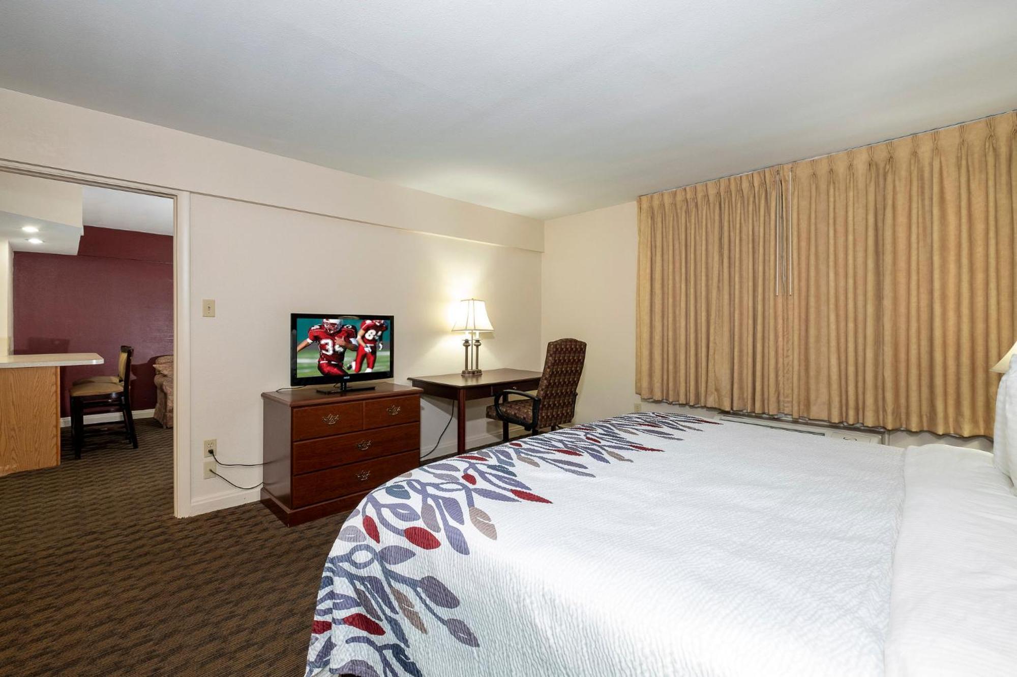 Red Roof Inn & Suites Hazleton Exterior photo