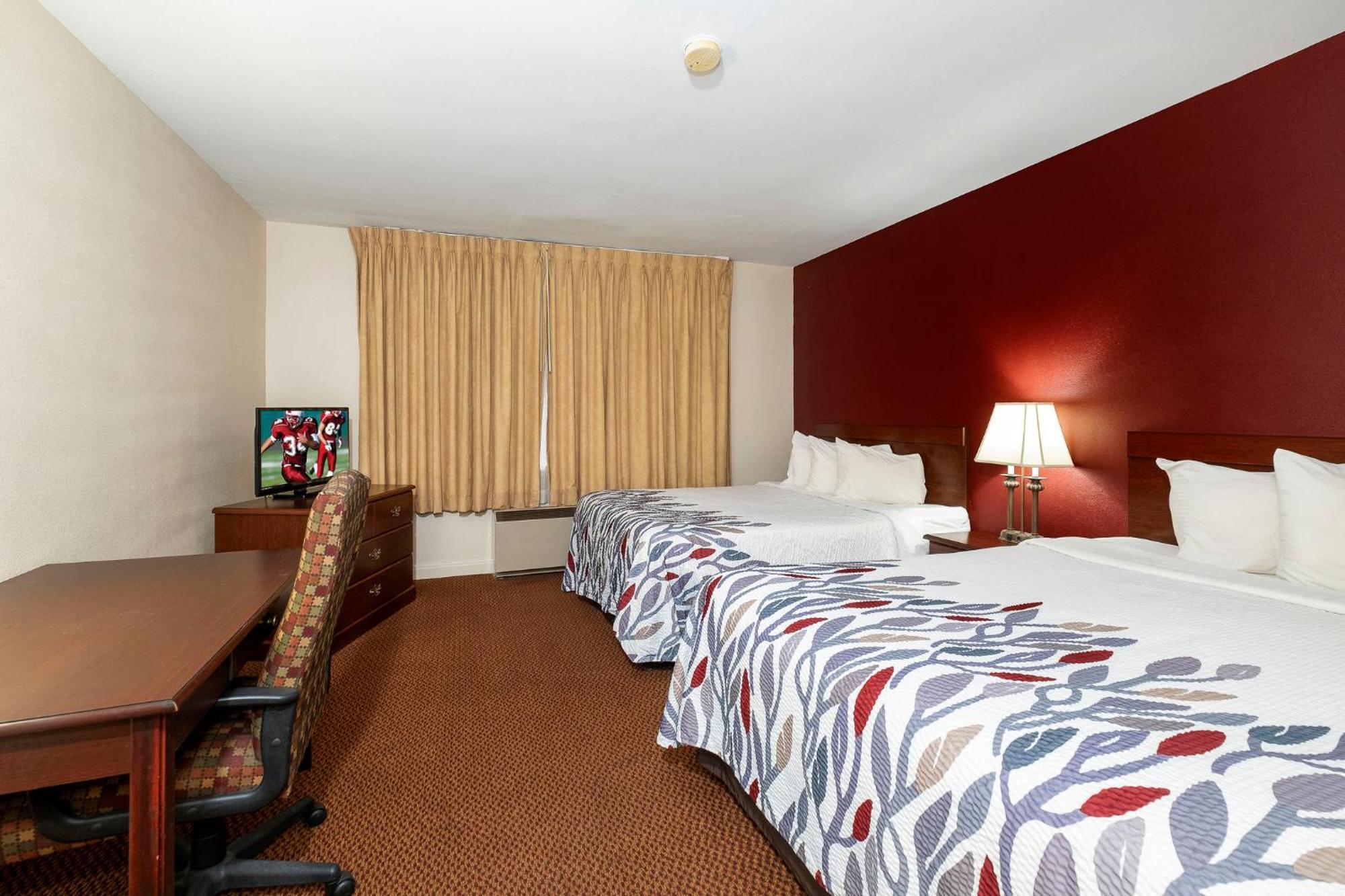 Red Roof Inn & Suites Hazleton Exterior photo